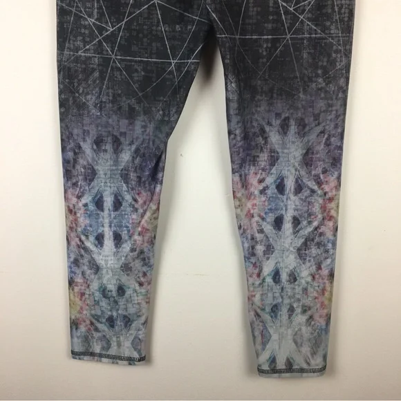 Evolution and Creation Active Gray Tie Dye Geometric Stretch Leggings Medium - Picture 3 of 9